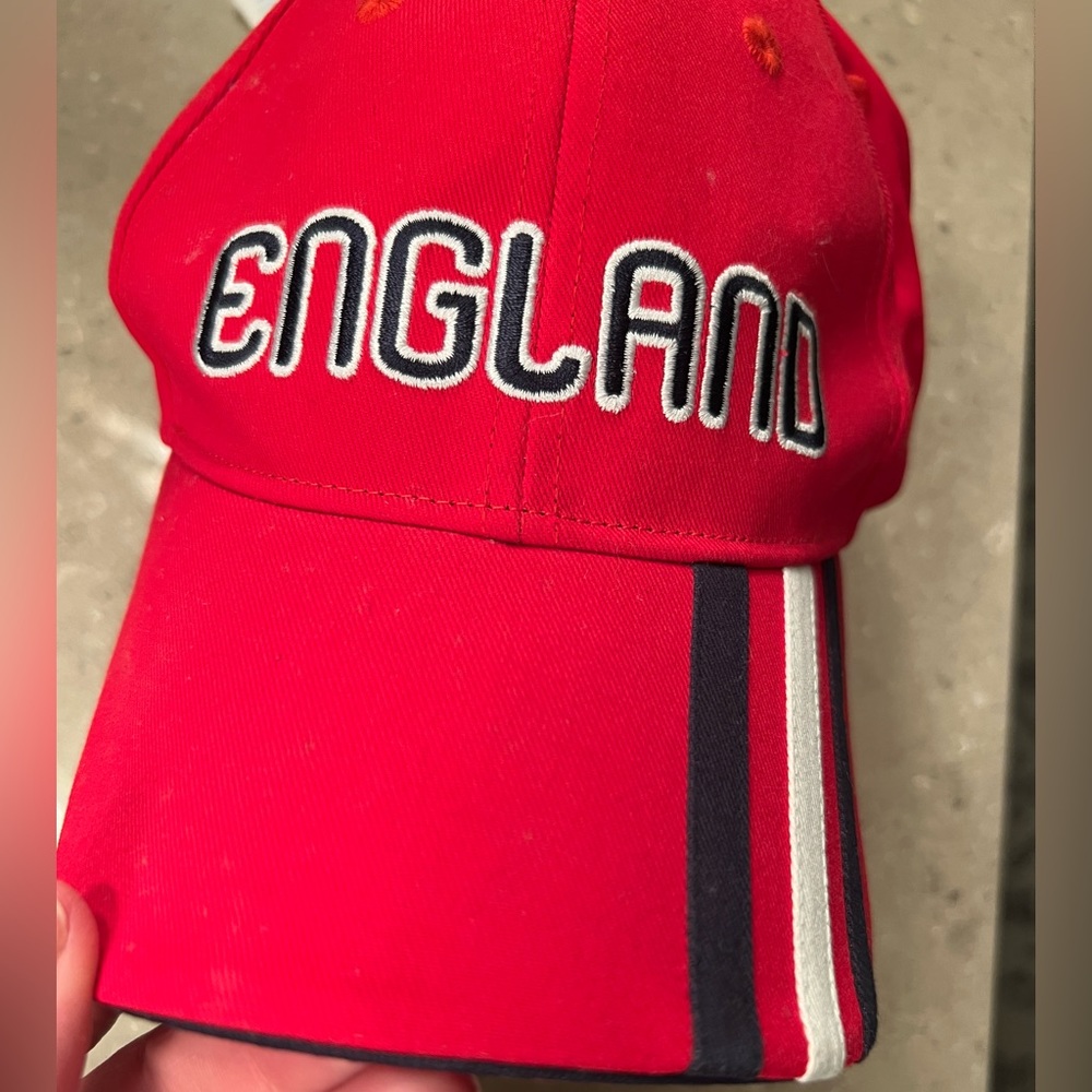 NWT Limited edition England baseball cap in true red w 2010 FIFA World Cup logo